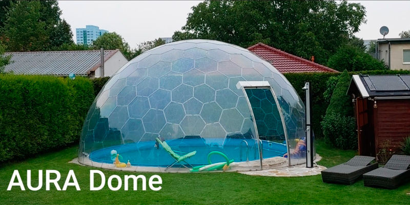 Aura Dome, cubierta para piscina, estilo cúpula en un jardín con piscina redonda