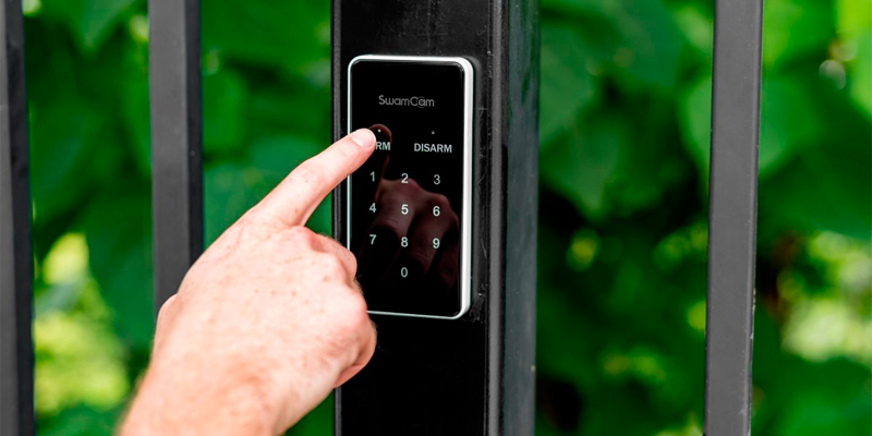 displat para armar y desarmar la alarma para piscinas SwamCam