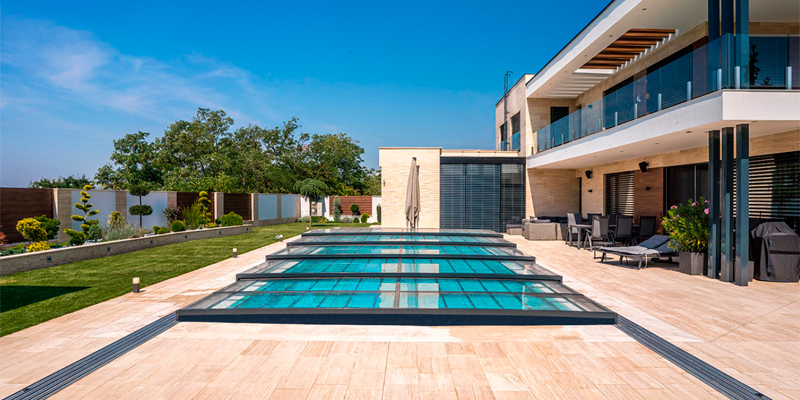 Instalación de cubierta de piscina Horizon, de Aquacomet