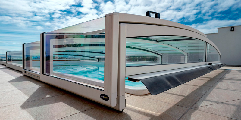 Detalle de cubierta de piscina Horizon, de Aquacomet