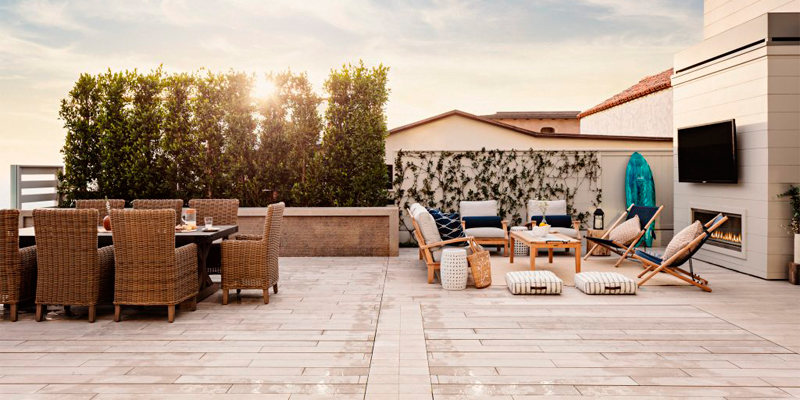 piscina y spa convertidos en una gran terraza gracias al fondo móvil akvo spiralift