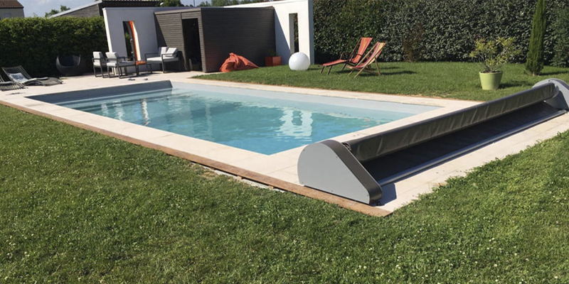 Ejemplo de cubierta de piscina Oré en un jardín privado